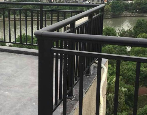 樓頂陽台鋅鋼護欄安裝