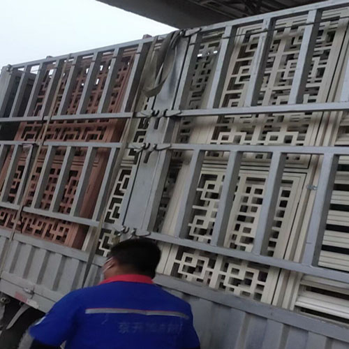 鋁單(dān)板百葉窗裝車發貨 鋁單板百(bǎi)葉窗裝車發貨